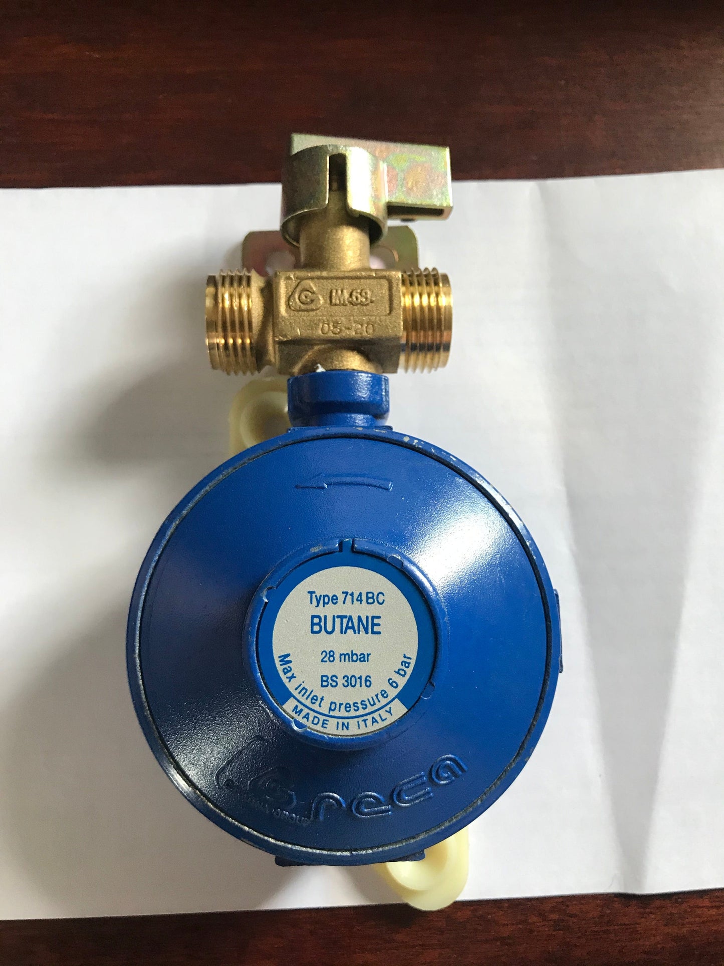 Régulateur à changement manuel de butane et kit de tuyaux 28mbar avec tuyaux